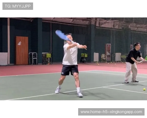 网球选手在赛前专注发球训练，稳定性提高