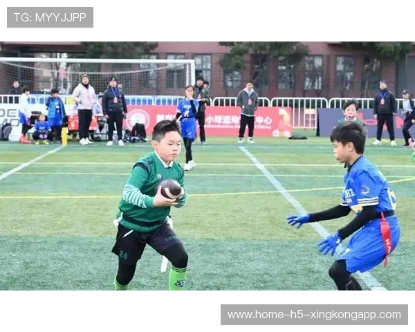 国家队球员参与校园公益活动鼓励青少年参与运动