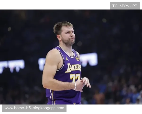 轰44+12！不会抢里夫斯球权，东契奇赛后道歉，还谈到了詹姆斯，东契奇vs詹姆斯